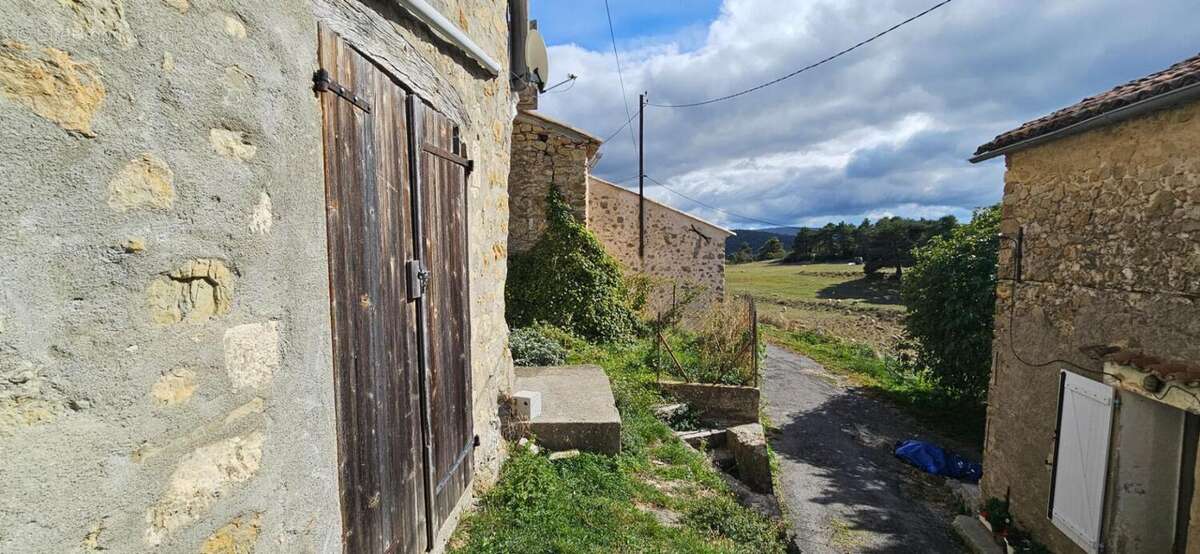 Maison de hameau avec deux appartements +  terrain, à Bargème - photo 4