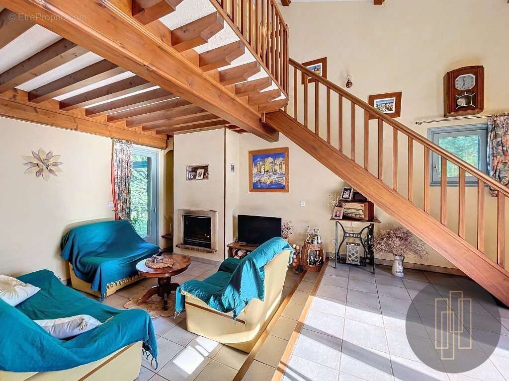 Maison 4 chambres avec dependances - photo 6