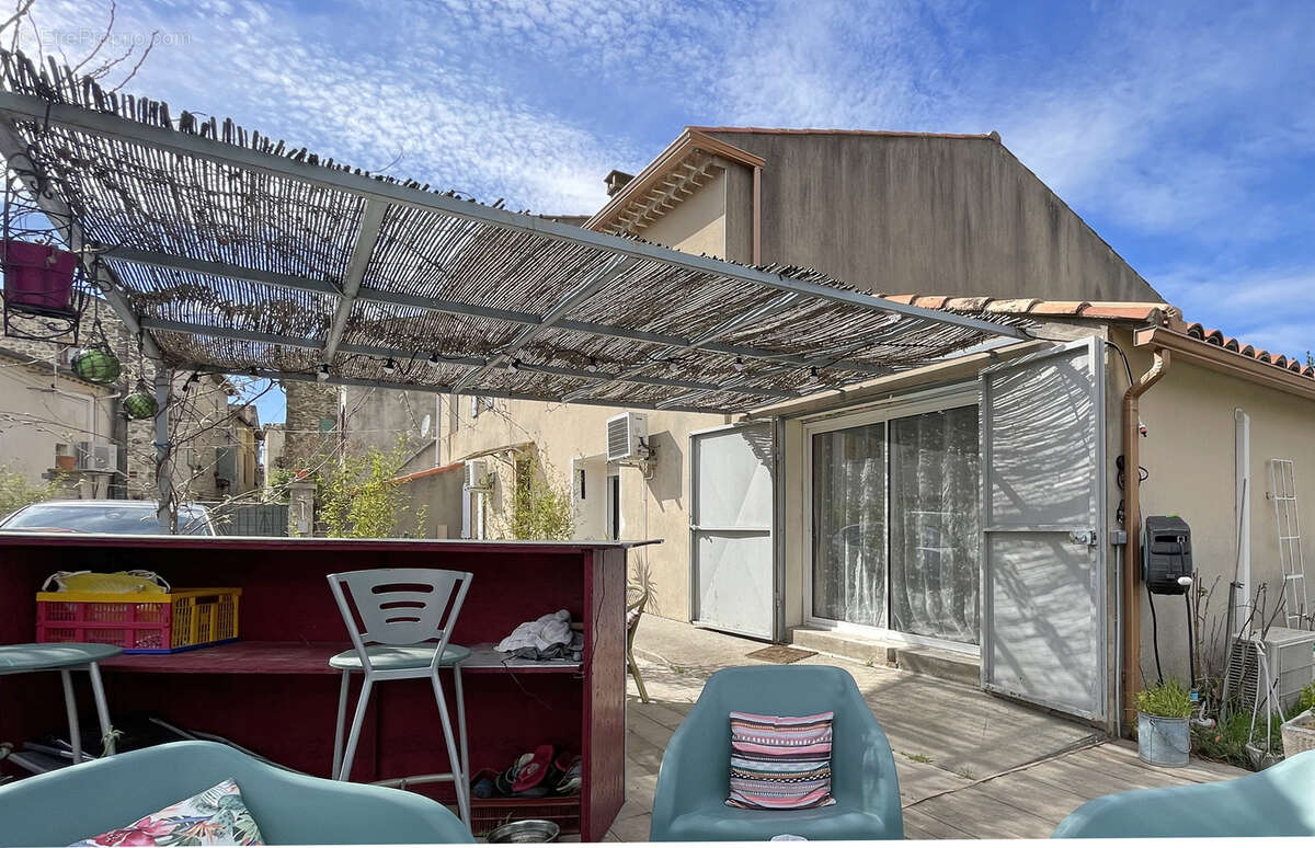 Maison à SAINT-CHAPTES