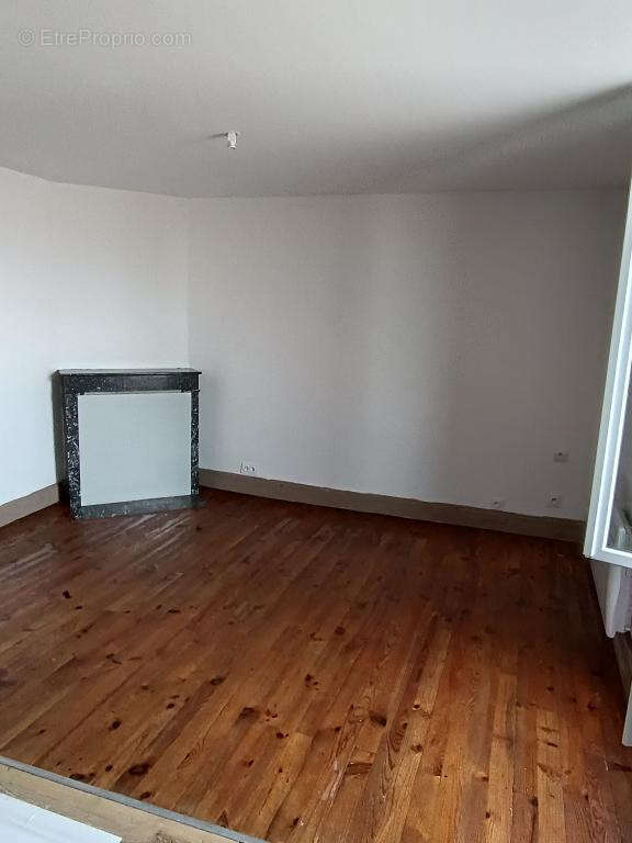 Appartement à LE MAYET-DE-MONTAGNE