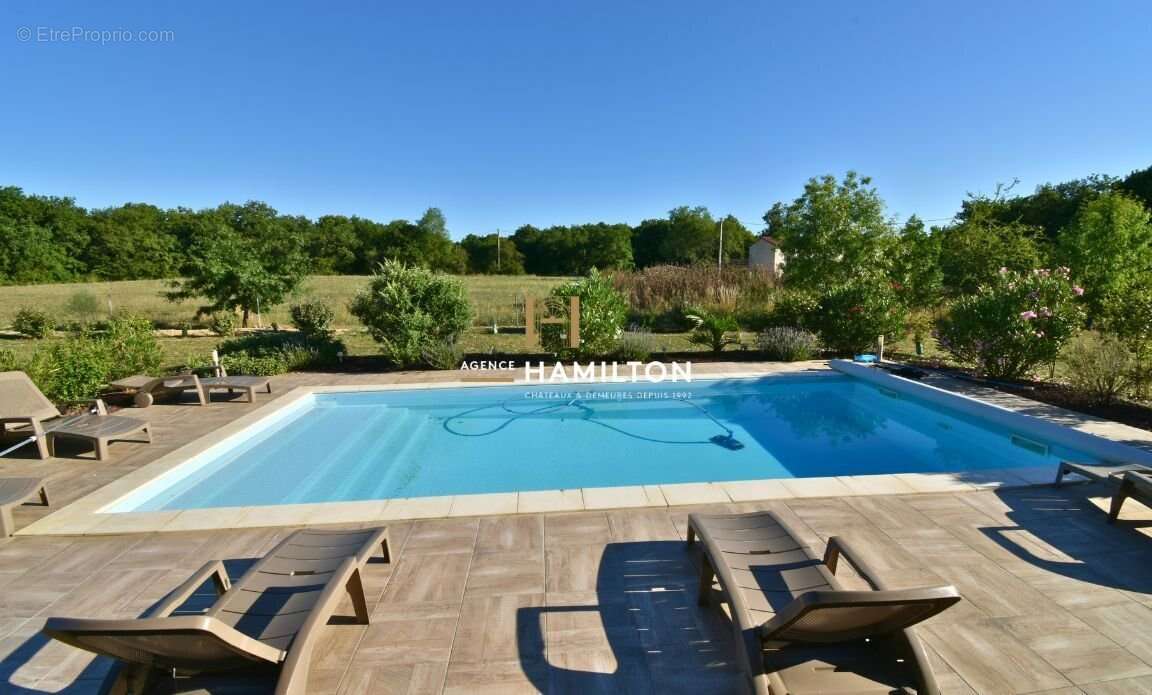 Ancien corps de ferme rénové avec piscine, deux granges aménageables et dépendances - photo 2