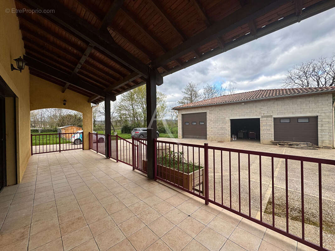 Lisle sur Tarn . Maison de +/- 193 m² - photo 7