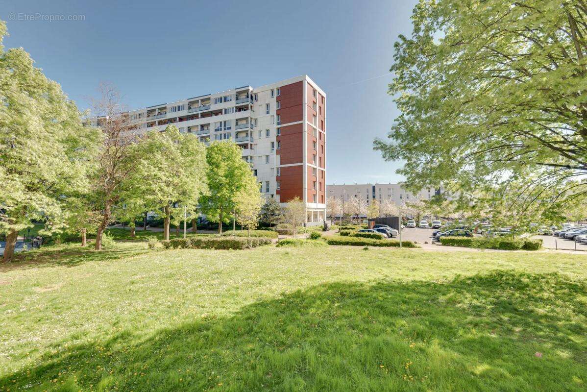 Appartement à VILLENEUVE-LA-GARENNE