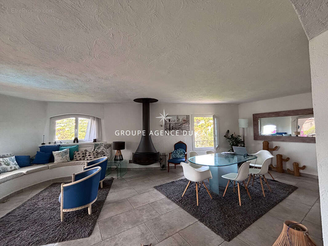 A vendre villa 6 chambres avec studio et 3 pieces independants vue mer exposition sud-ouest piscine garage parikings les issambr - photo 7