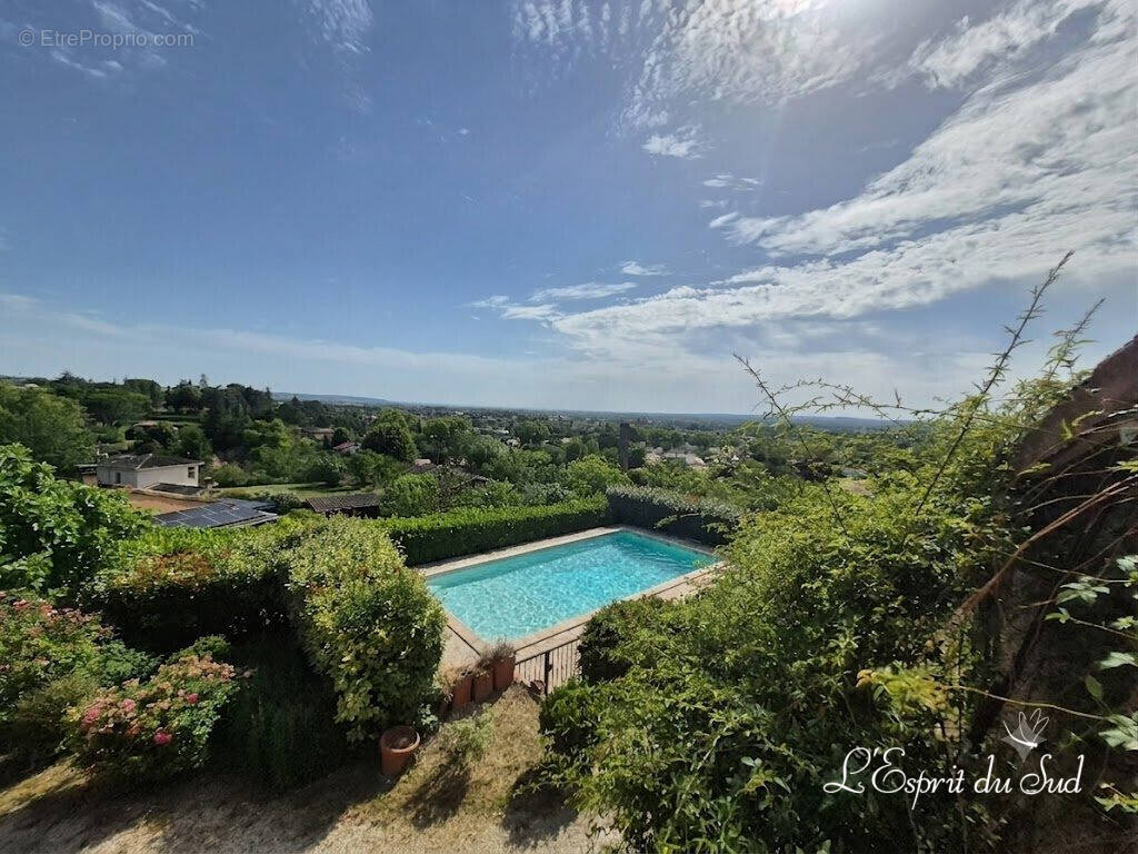 Piscine remise en eau grâce à l'IA - Maison à RABASTENS
