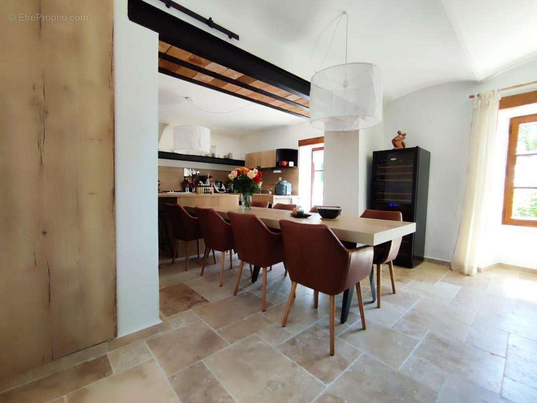 Maison à SAINT-JEAN-DE-MARUEJOLS-ET-AVEJAN