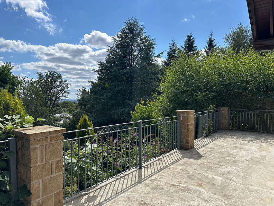 Maison proche de toutes commodités, 8 pièces, 6 chambres, 185 m² sur 2913 m² de terrain - photo 2