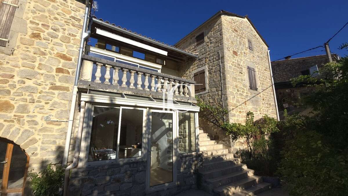 Authenticité, élégance et confort au cur du Sud Ardèche : une maison en pierre rare avec piscine où tout se fait à pied. - photo 3