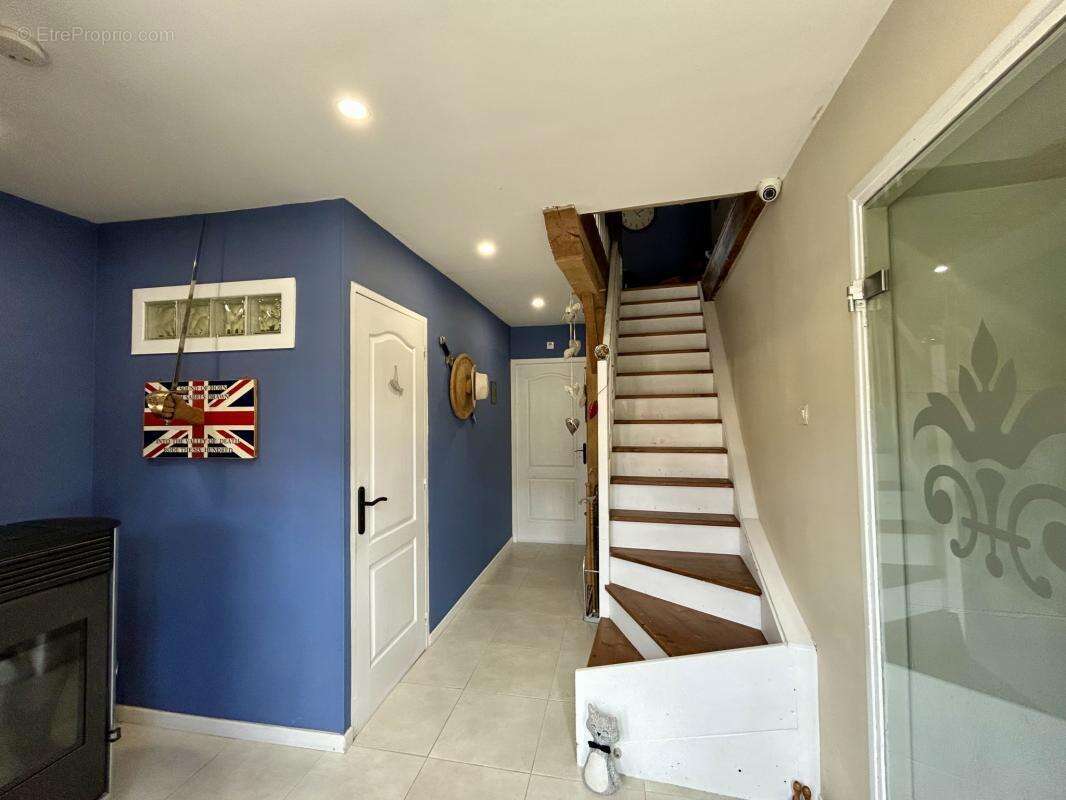 Maison de Village Rénovée de 4 Chambres avec Appartement Ind - photo 12