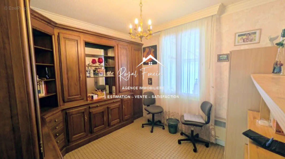 Bureau ou Chambre au RDC - Maison à LA CELLE-SAINT-AVANT