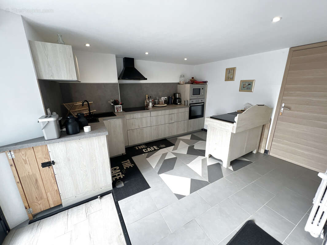 Maison à SAINT-JULIEN-MOLIN-MOLETTE