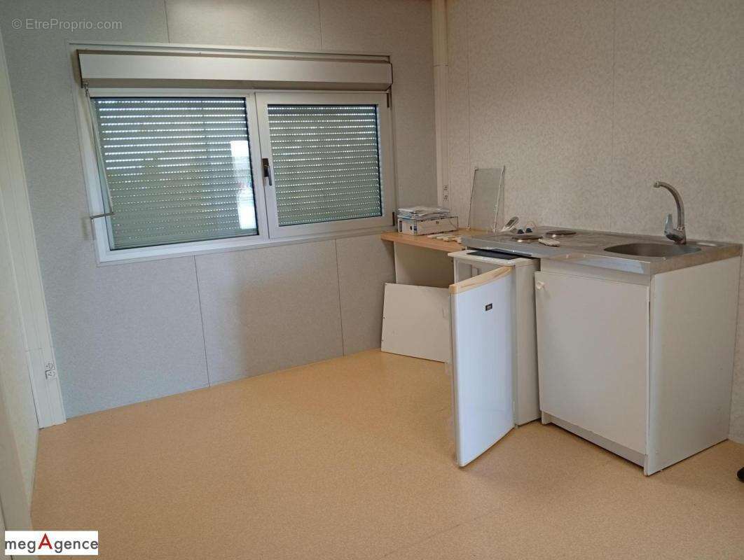 Bureaux, garage de 375 m² sur 9633 m² de terrain clos - photo 6