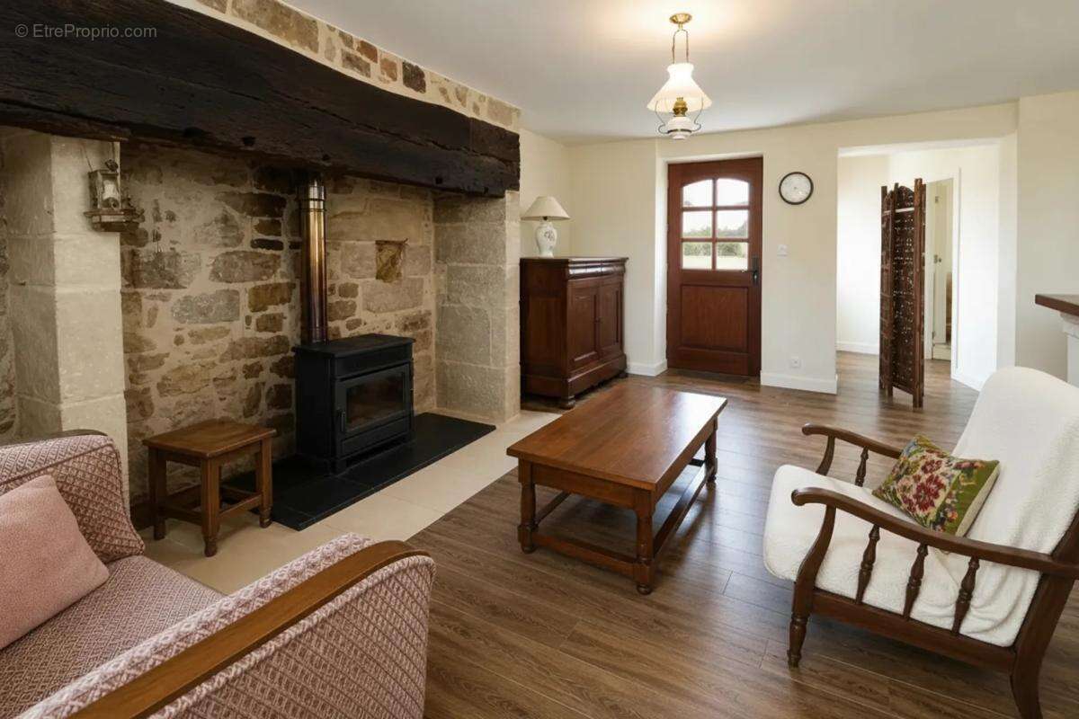 Maison en pierre avec étang et vastes dépendances - photo 4