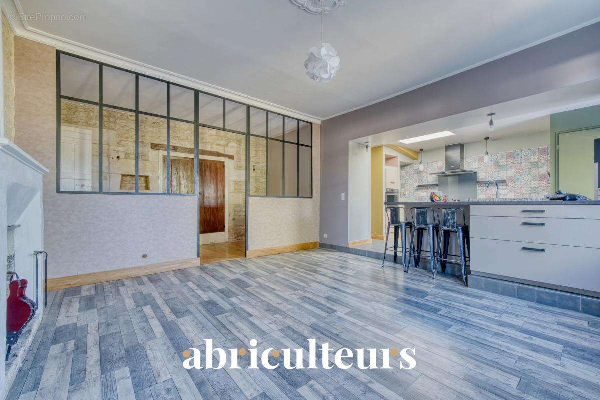Maison de caractère de 242 m² en vente à Saintes (17100) - photo 2