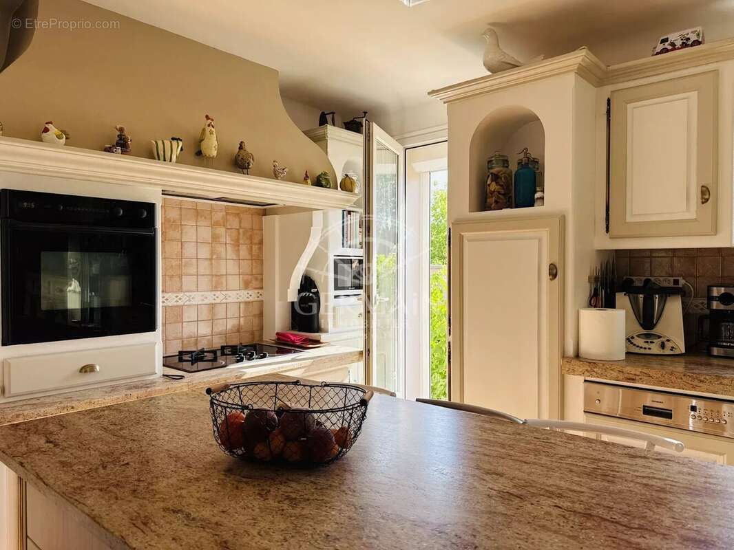 L'Isle-sur-la-Sorgue, à vendre en EXCLUSIVITÉ, maison de plain-pied avec piscine et garage sur 1000 m² de terrain. - photo 12