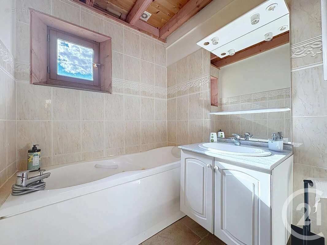 Maison 737 m² à Estissac  - photo 14