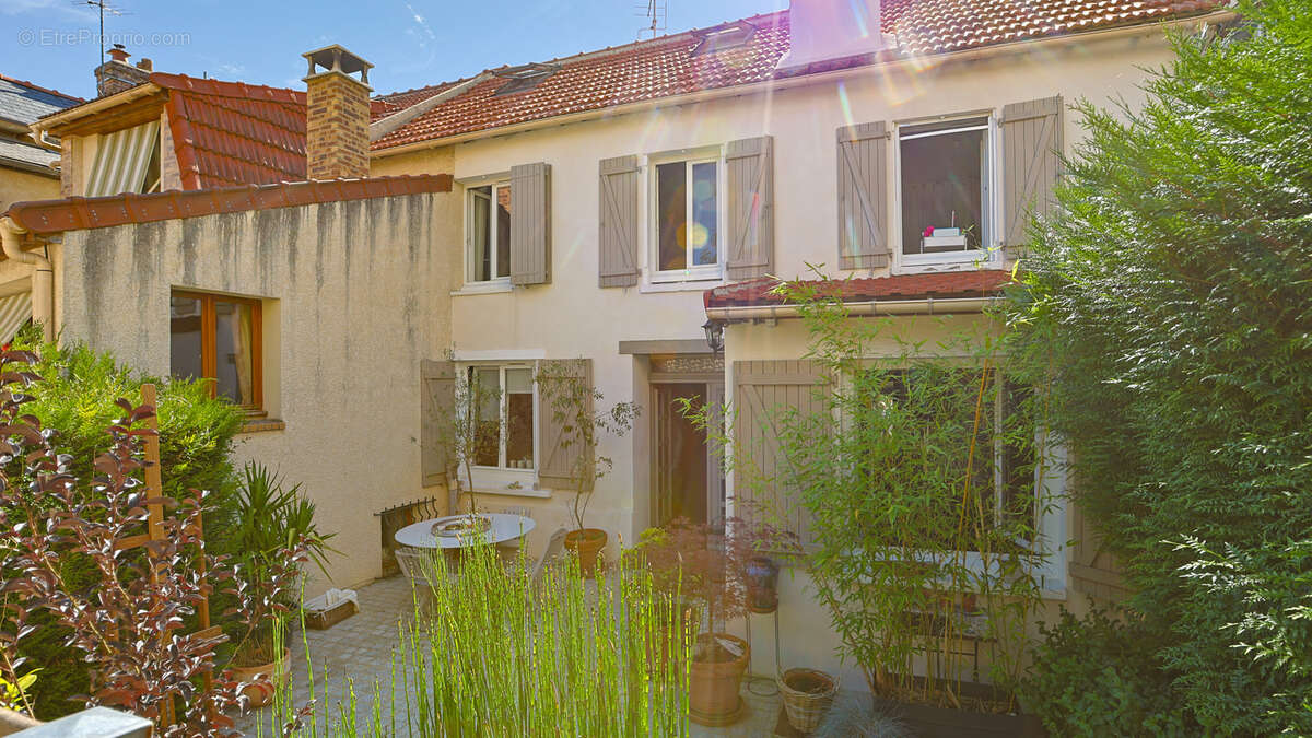 Maison à THIVERVAL-GRIGNON