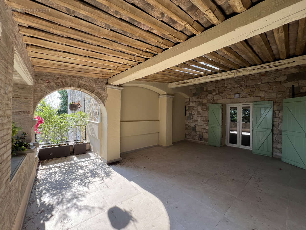 Appartement à SAINT-LAURENT-DU-VAR