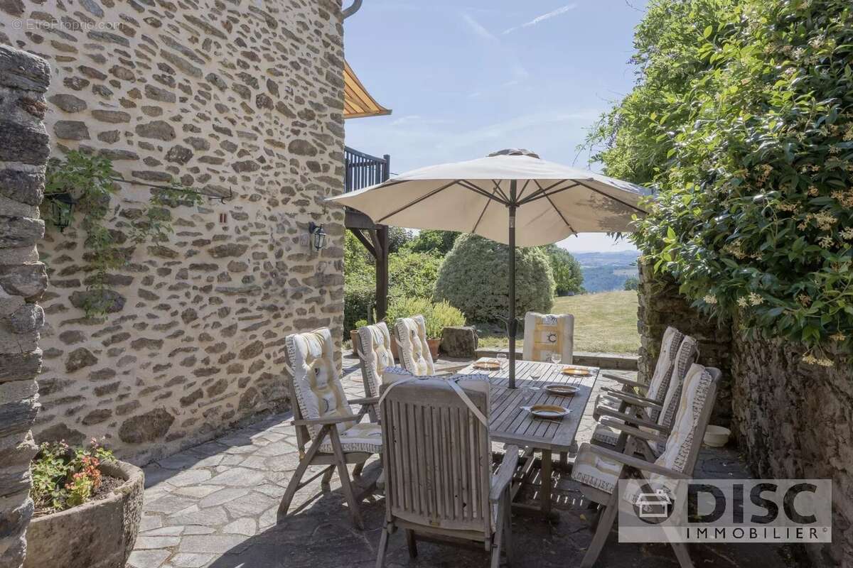 Corps de ferme rénovée avec spacieux gîte indépendant, dépendance, piscine et superbes vues. - photo 16