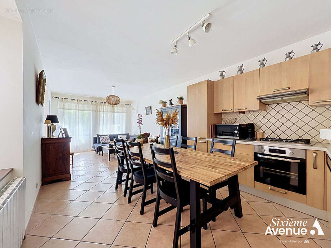 Maison de Village à Saint-Symphorien d'Ozon, 5 pièces, 3 chambres 119 m2. - photo 2