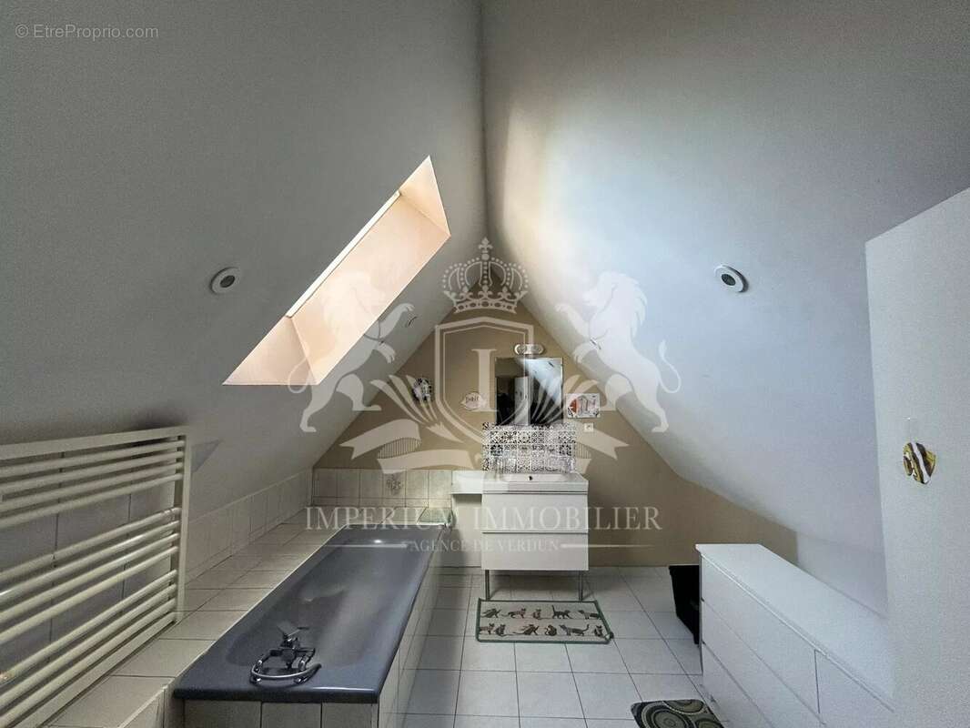 Maison à DUGNY-SUR-MEUSE