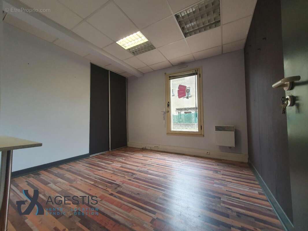   - Commerce à CASTRES