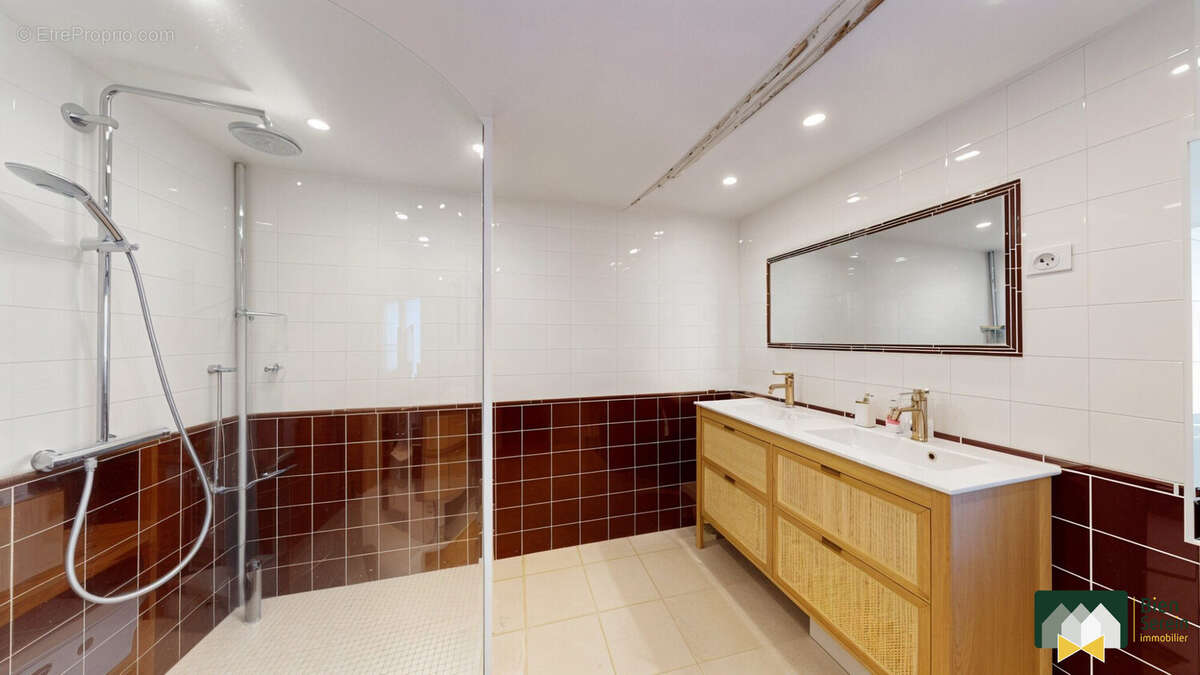 Salle d&#039;eau - Maison à FRESNAY-LE-GILMERT