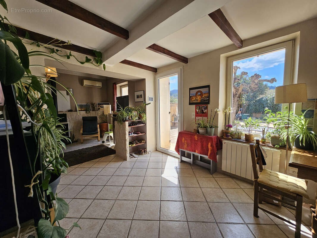 Apt en Luberon, Belle bâtisse de 110m2 avec grande cour privative - photo 3
