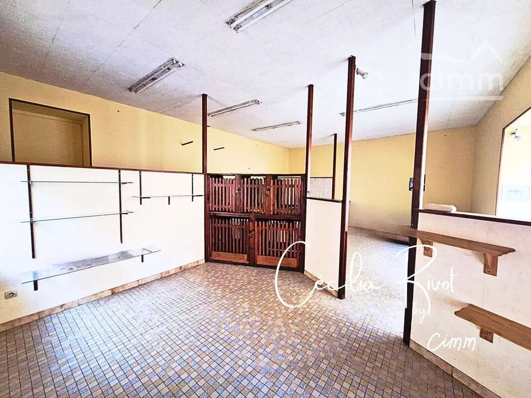 Commerce à MONTENDRE