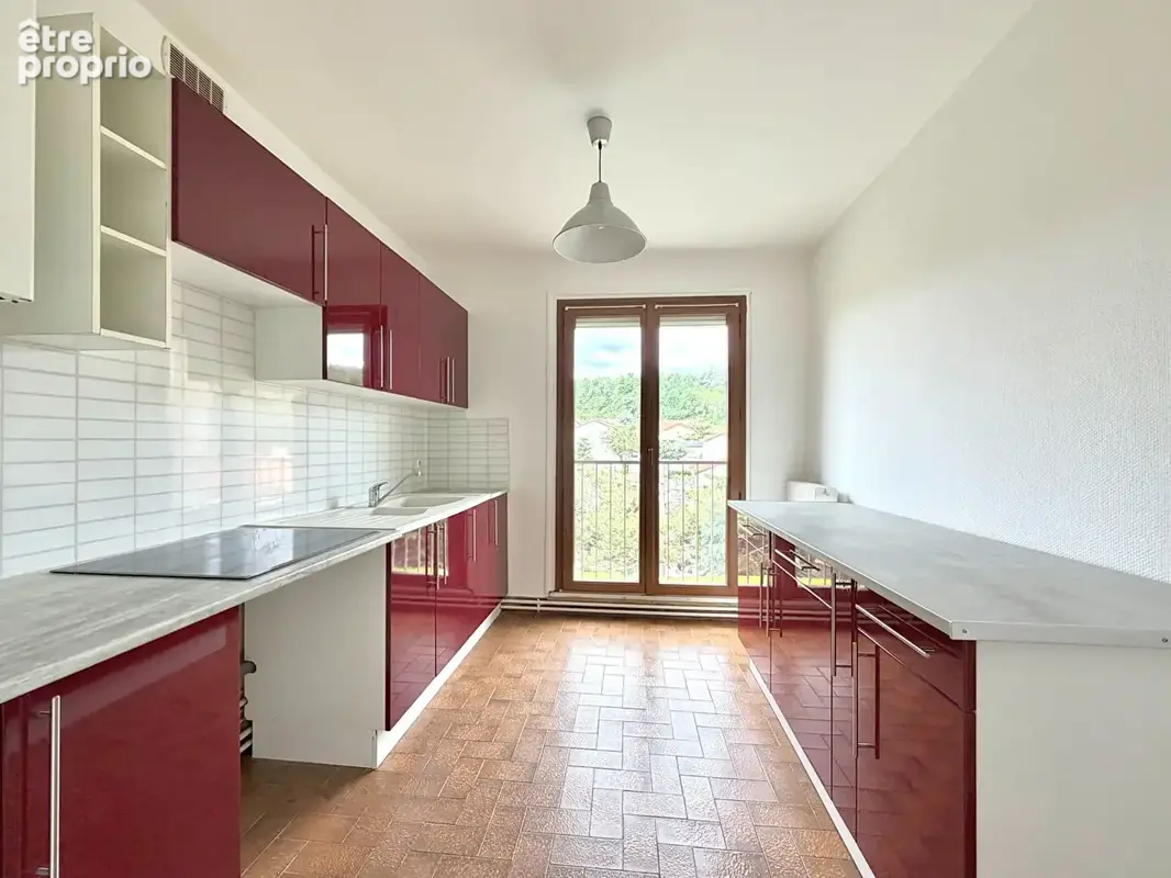 Dernier étage T3 lumineux avec grand balcon, garage et 2 parkings - photo 3