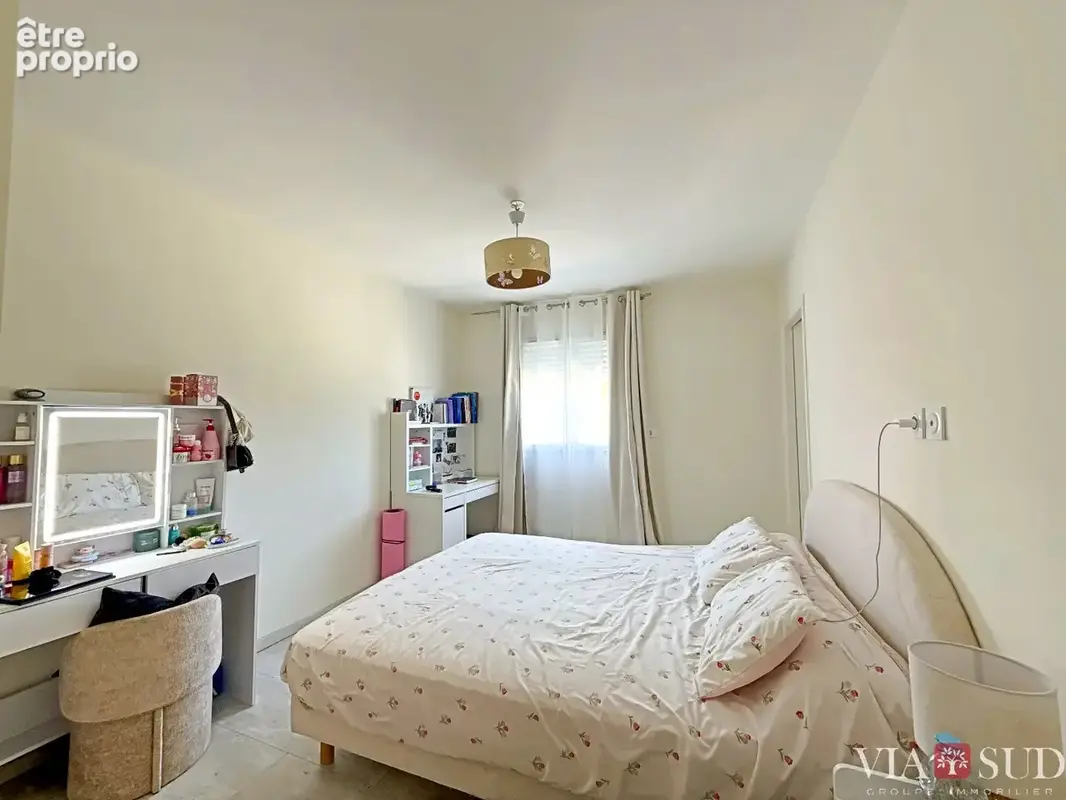 Villa contemporaine 2013, 195 m² de plain-pied sur 1 000 m² clos : 4 chambres, piscine au sel, cuisine d'été et un DPE A qui cha - photo 12