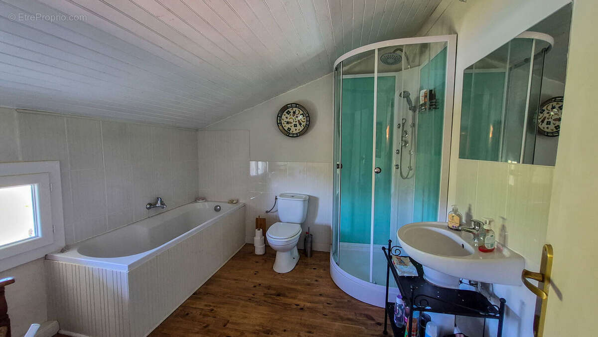 salle de bain - Maison à TREZIERS
