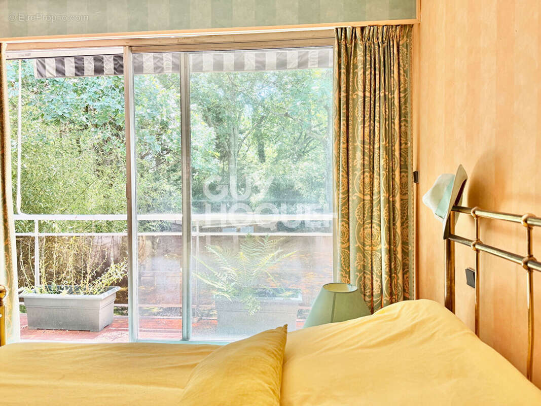 À la Hume, 4 chambres, bureau, piscine et superbe jardin paysagé à deux pas des commerces - photo 12