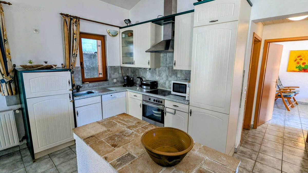 À Tourrettes-sur-Loup   Maison composée de 3 appartements + studio, piscine et vaste sous-sol - photo 9