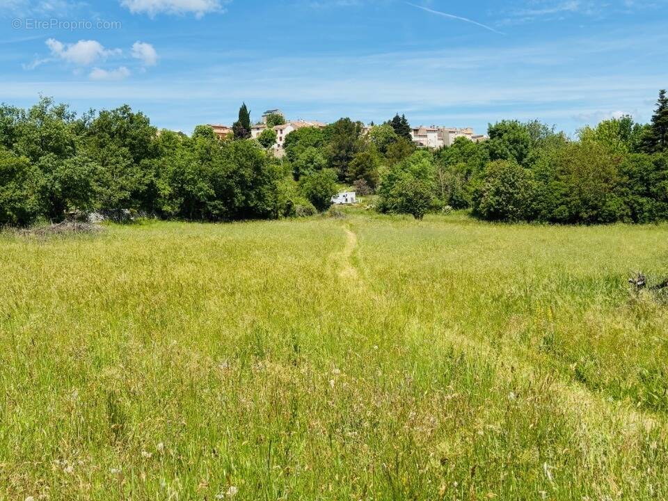 Photo Terrain à Montmeyan au prix de 93 000€