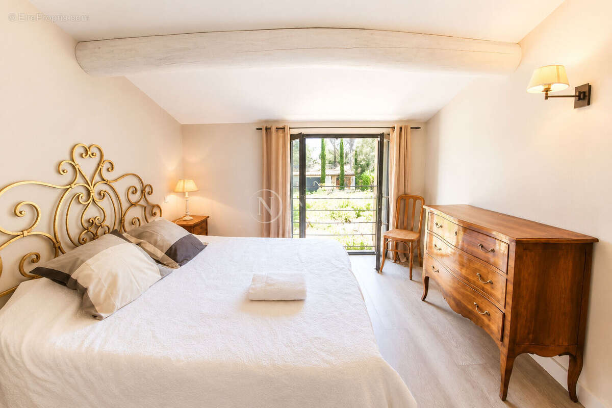 LOURMARIN Élégante propriété de prestige avec piscine chauffée et dépendances - photo 9