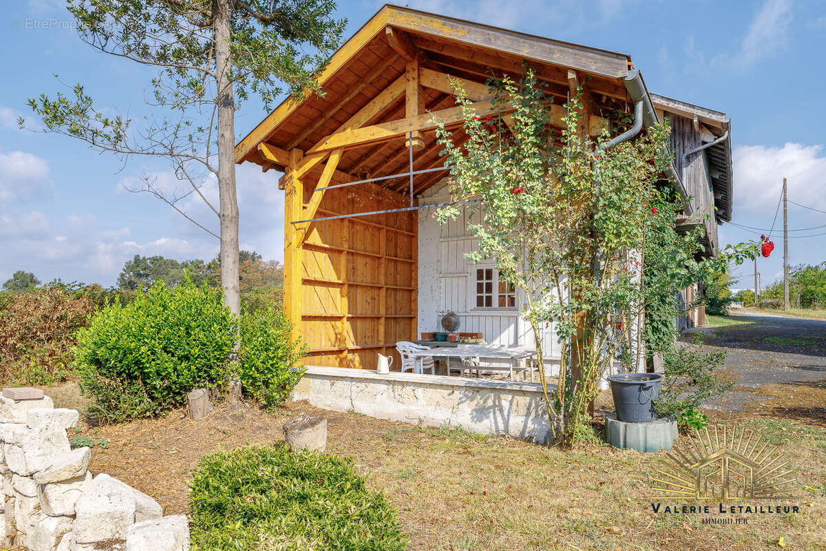 Maison de charme 358m2 habitables sur une parcelle de 10 000 m2 avec vue dégagée - photo 10