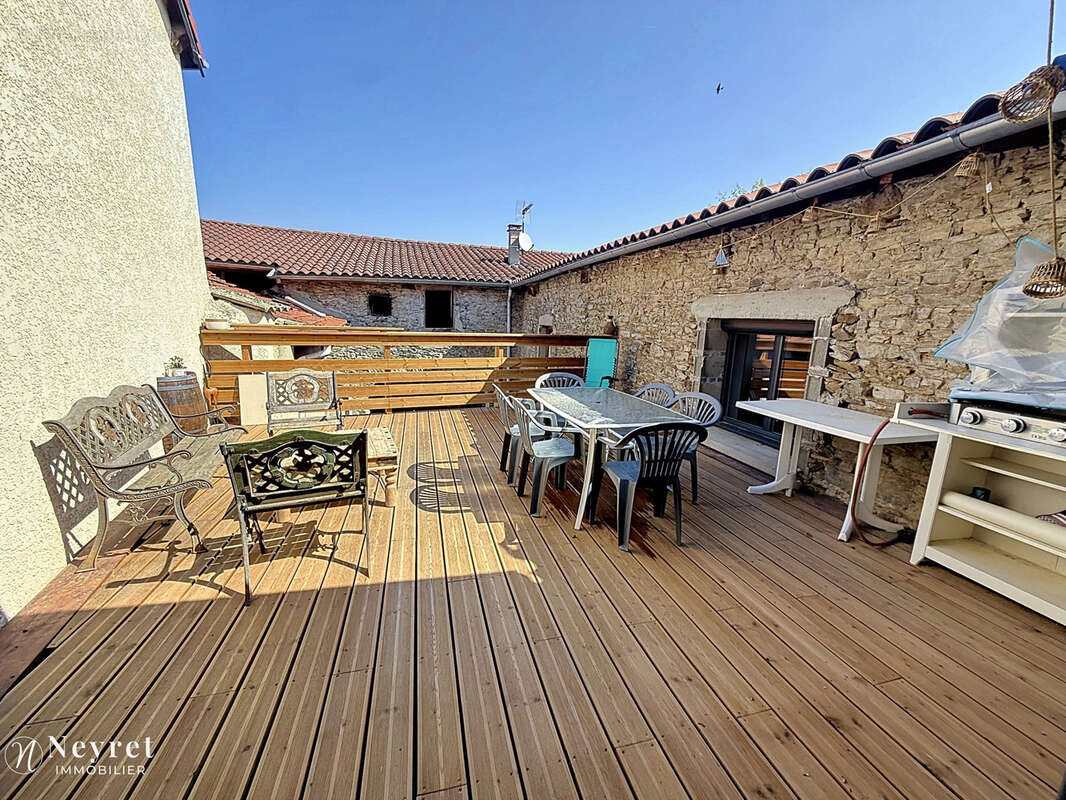 Tartaras   maison de village en pierre   env. 180 m2   4 chambres   garage 36m2 - photo 2