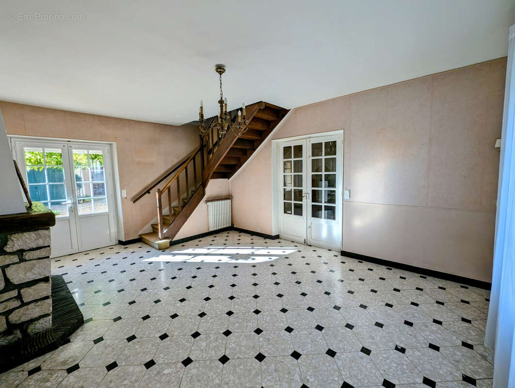 Maison à LA QUEUE-LES-YVELINES