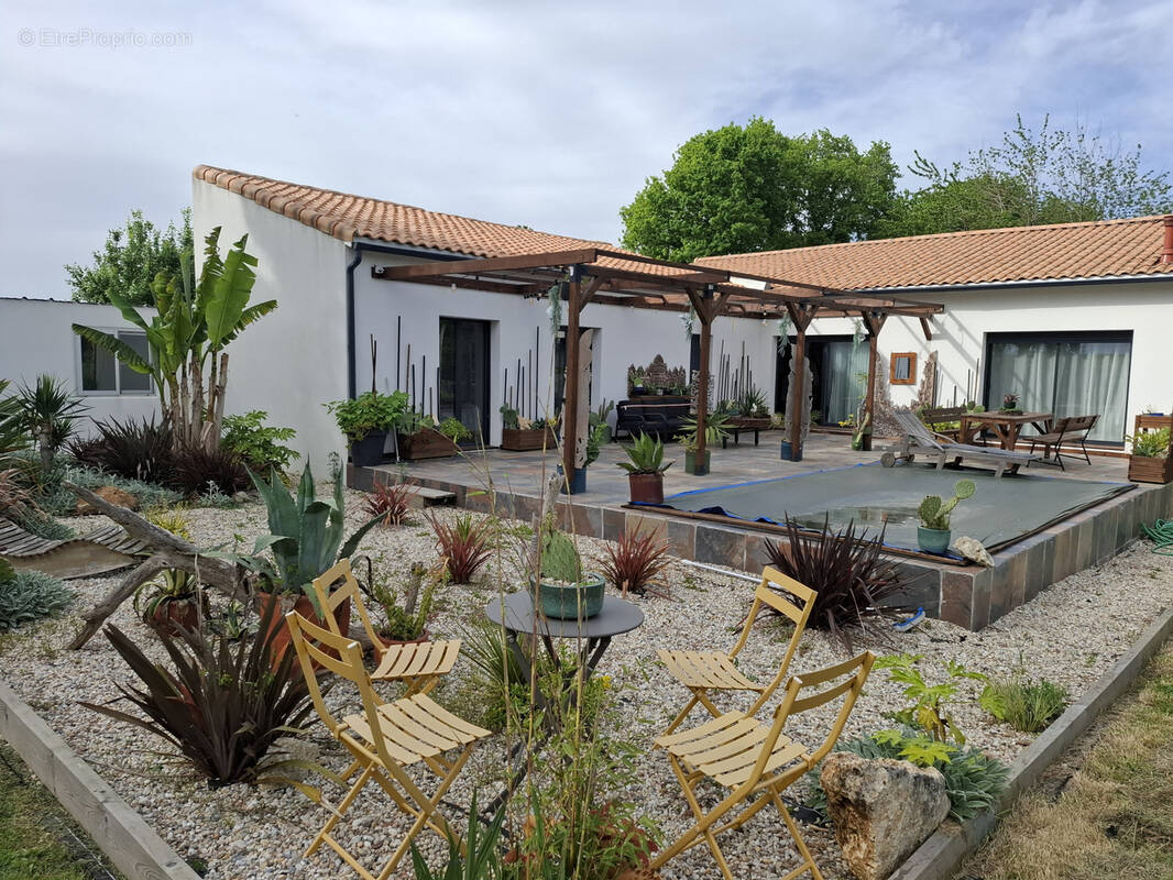 Maison à SAINT-GEORGES-DES-COTEAUX