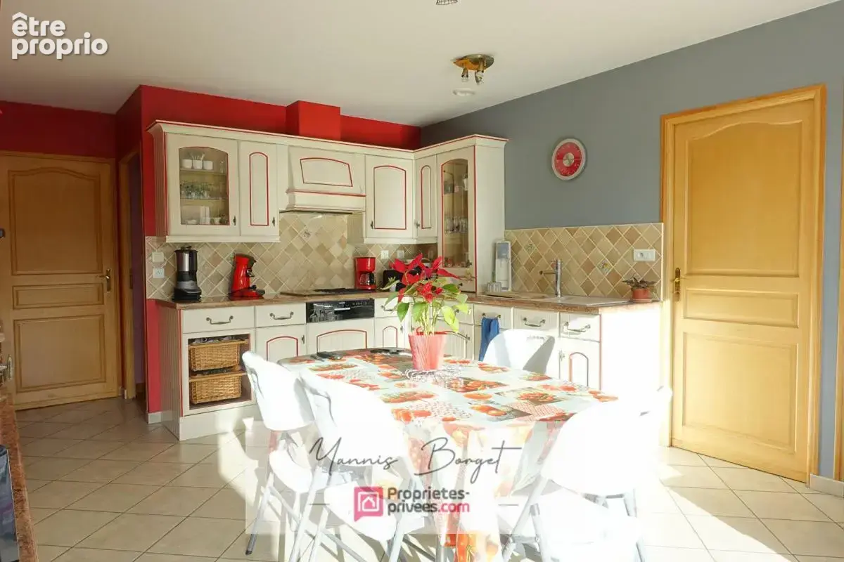 Maison plain-pied - 155 m² - Jardin - Garages et dépendances - photo 12