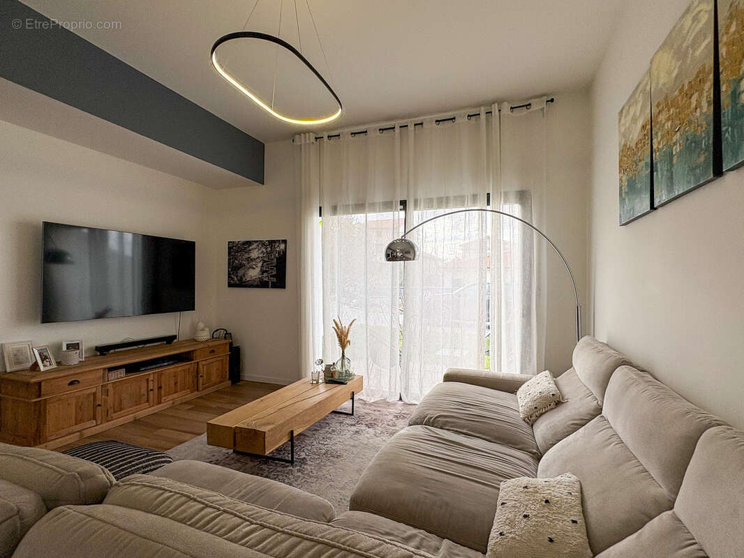 Maison à LES MARTRES-D'ARTIERE