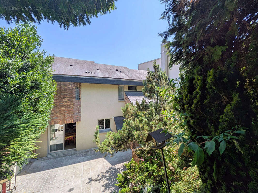 Maison d'architecte familiale de 170 m² avec jardin, terrasses et double garage dans un quartier résidentiel recherché - photo 9