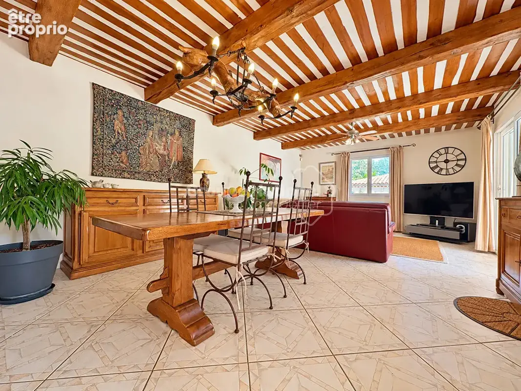 Salon-de-Provence (Bel-Air) : Propriété sur 5000 m² avec piscine - photo 3