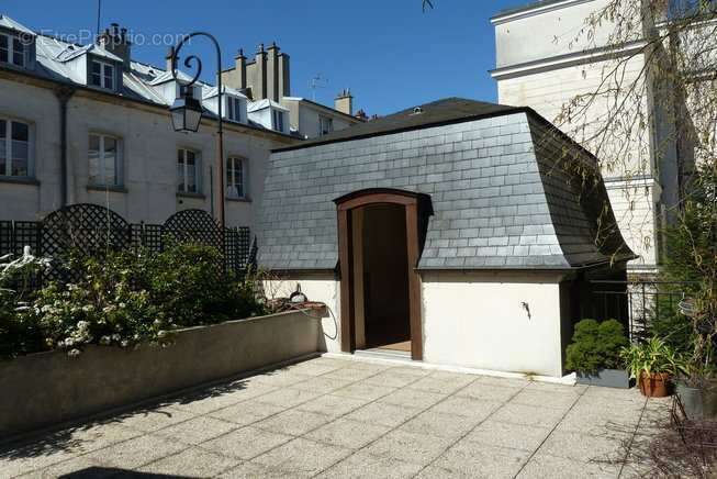 Rare dans le centre de Versailles cette charmante maison de ville avec sa terrasse ensoleillée. - photo 6