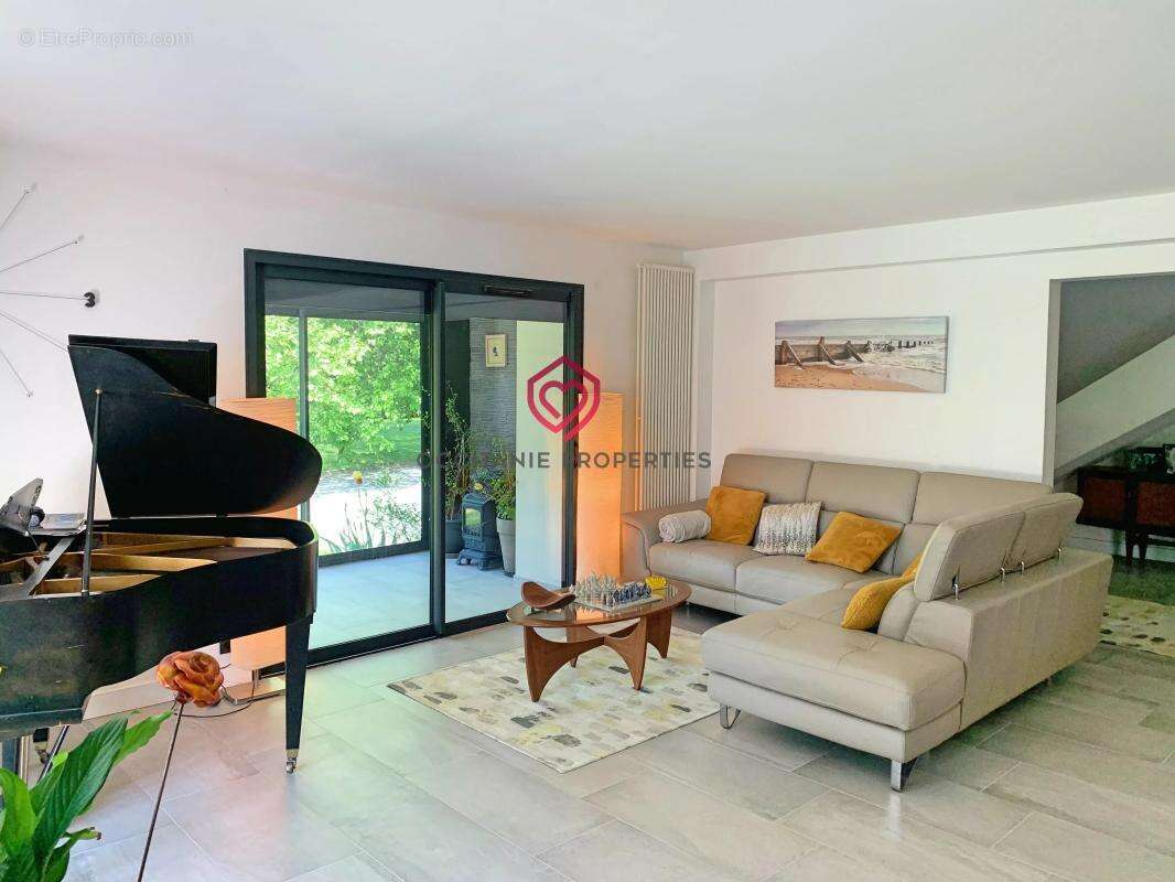 Villa d’architecte rénovée avec soin, piscine, dépendances et superbe parc arboré - photo 6