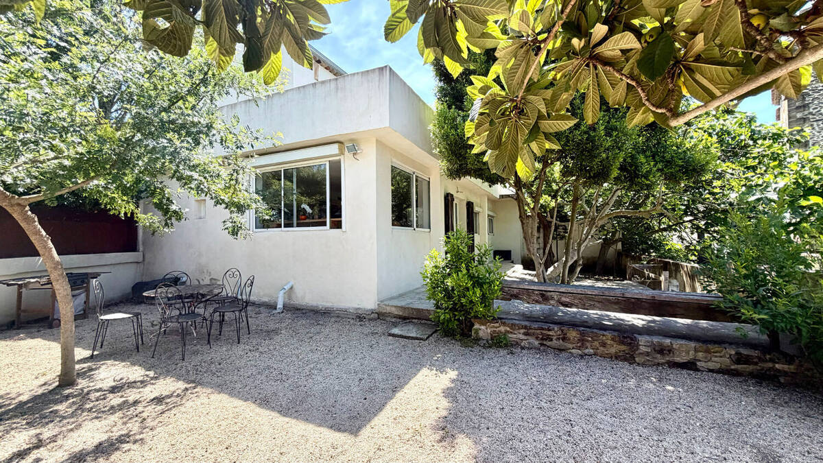 Maison à ENTRAIGUES-SUR-LA-SORGUE
