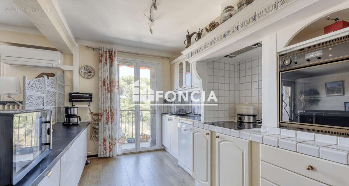 SALON-DE-PROVENCE : Appartement traversant de type 3 de 89 m2, en dernier étage avec ascenseur et avec garage - photo 6