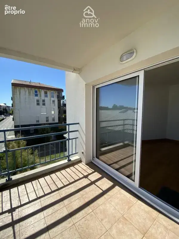 Appartement T3 avec terrasse, cave et parking proche plage e - photo 3
