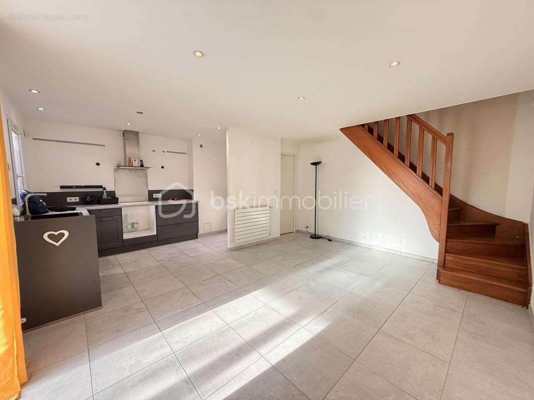 Maison à MONTCOURT-FROMONVILLE